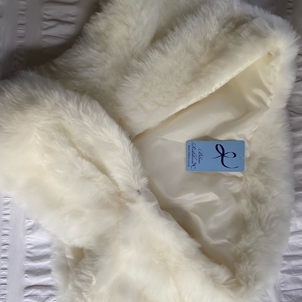 White shoulder wrap bridal fur- brand new!